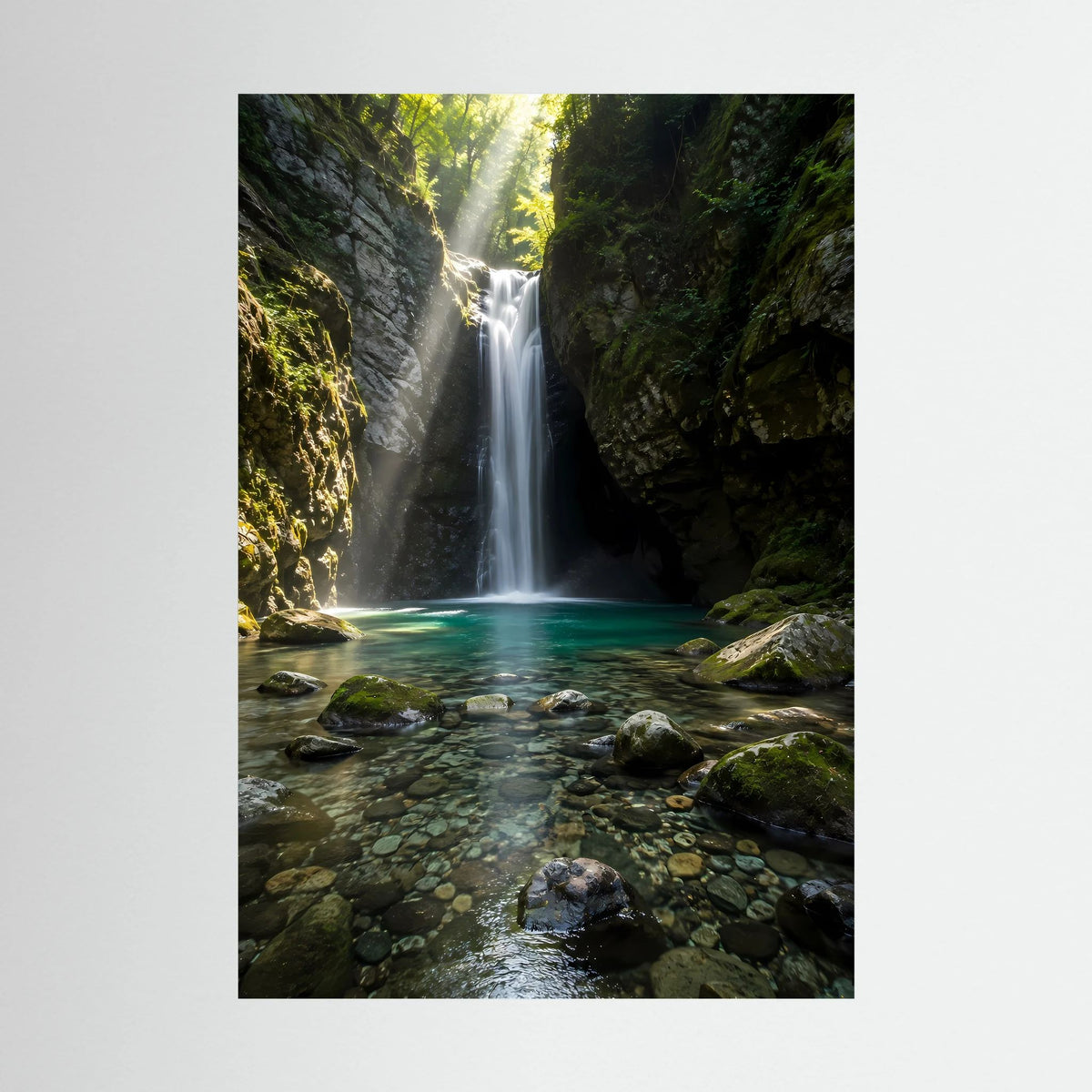 Hochformat-Poster mit Wasserfall im grünen Canyon und türkisfarbenem Naturpool