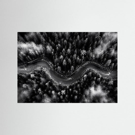 Schwarzweiß-Poster eines bewaldeten Flusslaufs im Nebel, Querformat