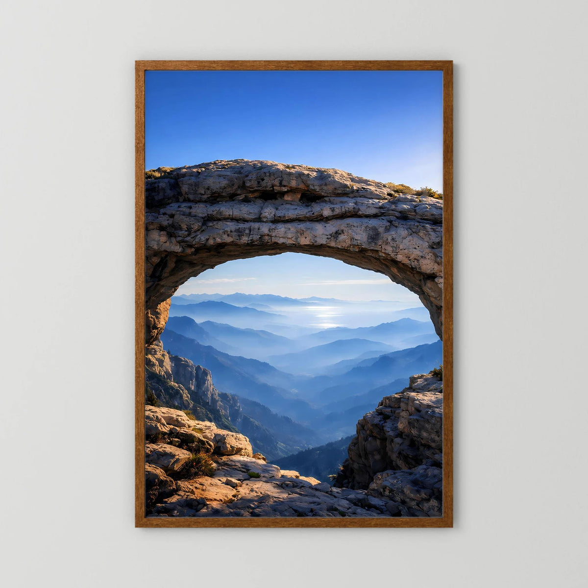 Hochformatiges Poster im Holzrahmen (Naturton) mit Felsbogen und Bergblick
