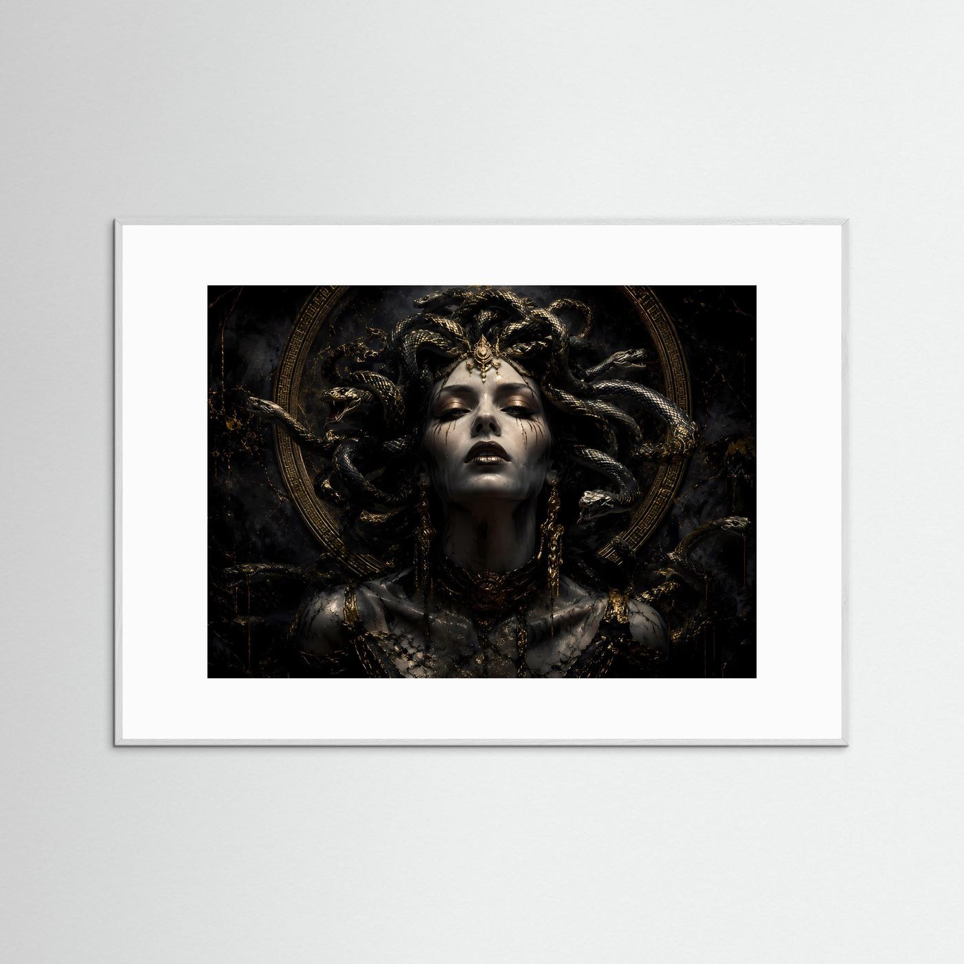 Göttin Medusa in Schwarz und Gold | Mythologische Dark-Art Poster & Wandbild