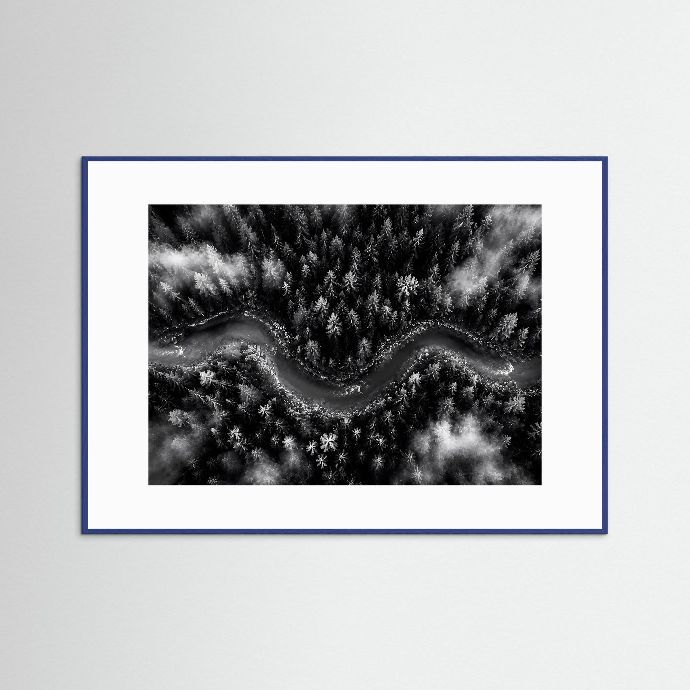 Mystischer Waldfluss im Nebel | Schwarz-Weiß Natur Landschaft – Modernes Poster Querformat