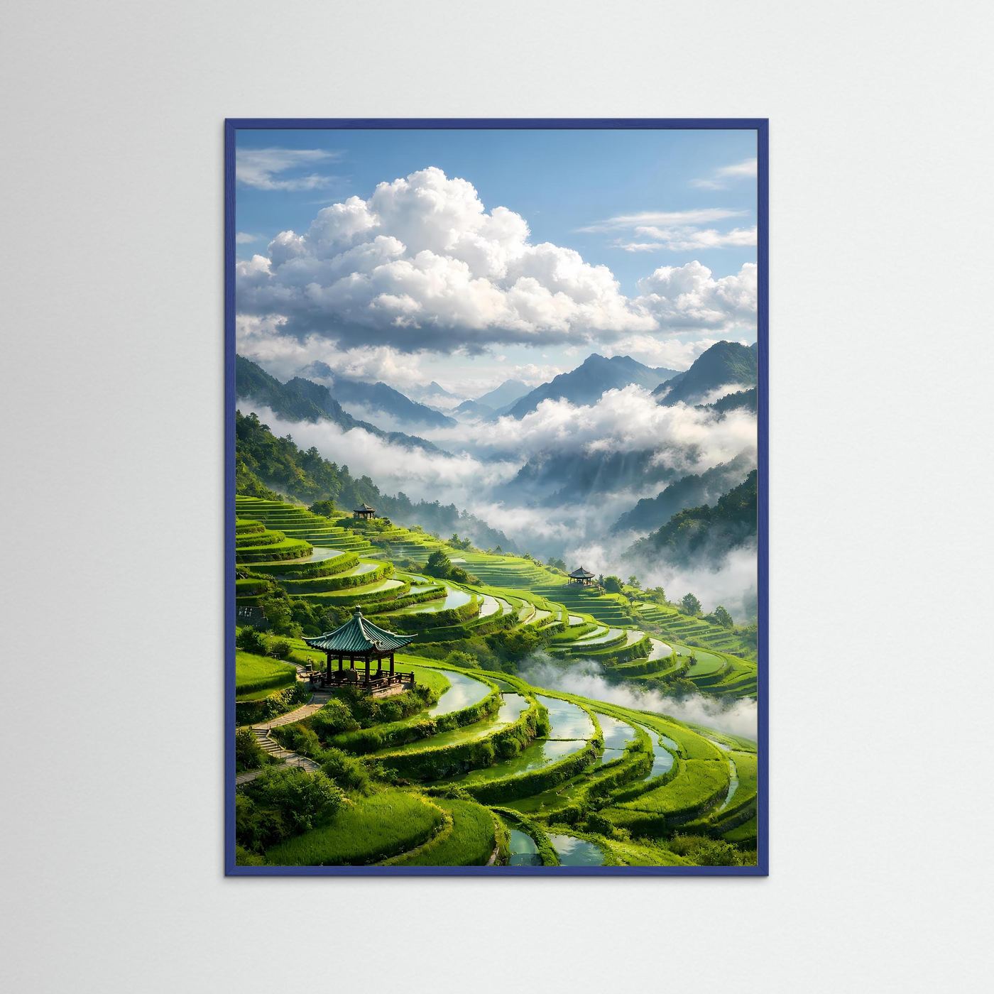 Natur-Poster im Hochformat mit Reisterrassen und Nebel, blauer Rahmen