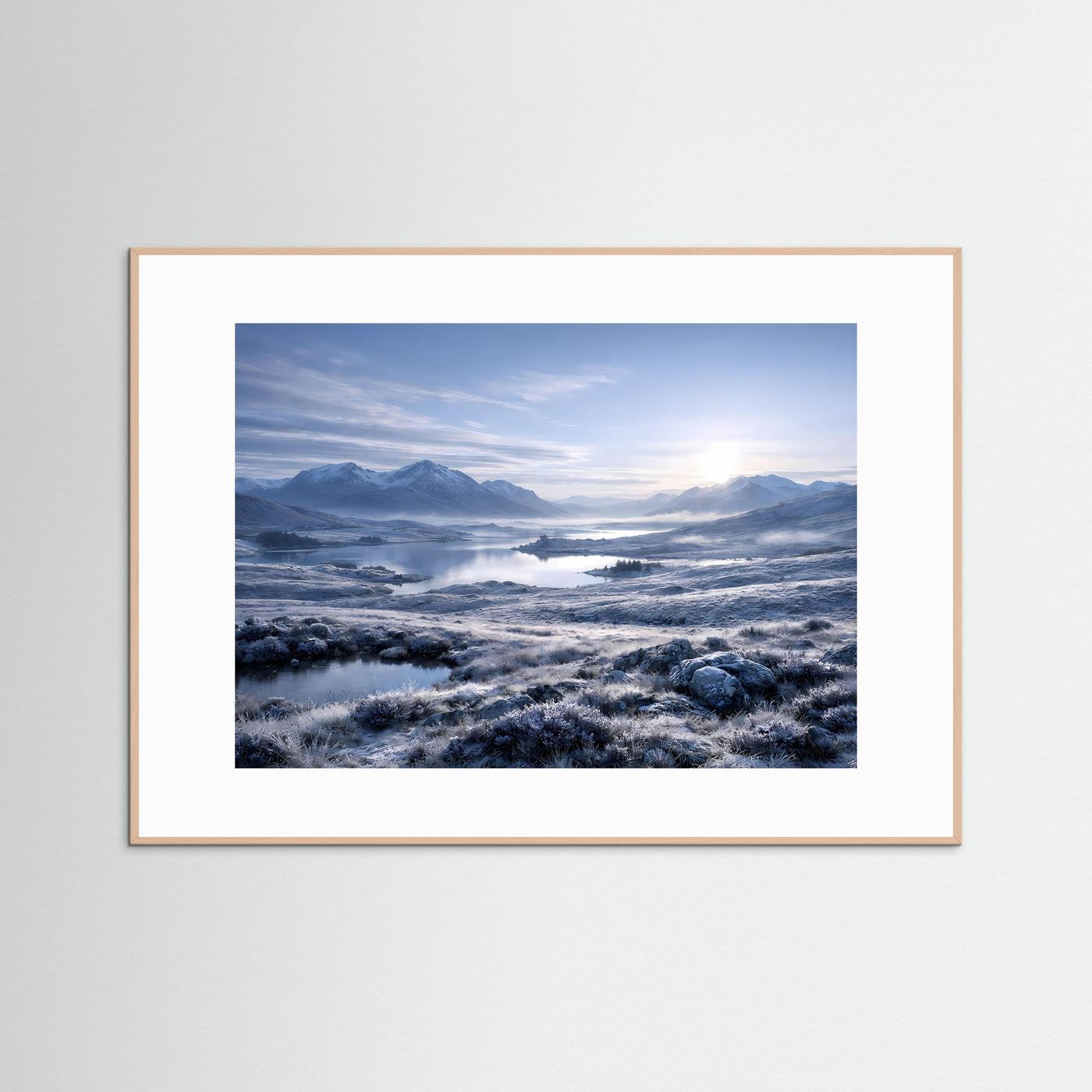 Gerahmtes Winterlandschafts-Poster mit hellem Holzrahmen, Berg- und Seelandschaft, Panorama