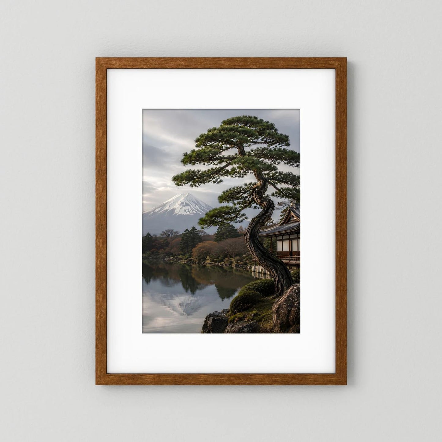 Hochformatposter mit braunem Holzrahmen und weißem Passepartout, Kiefernbild