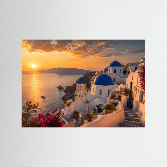 Poster mit Santorini-Architektur: weiße Häuser mit blauen Kuppeln am Meer, Sonnenuntergang