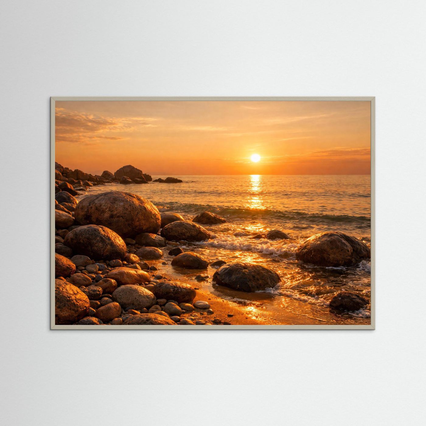 Gerahmtes Poster: Abendsonne über dem Felsenstrand mit Wellen und Steinen im Vordergrund.