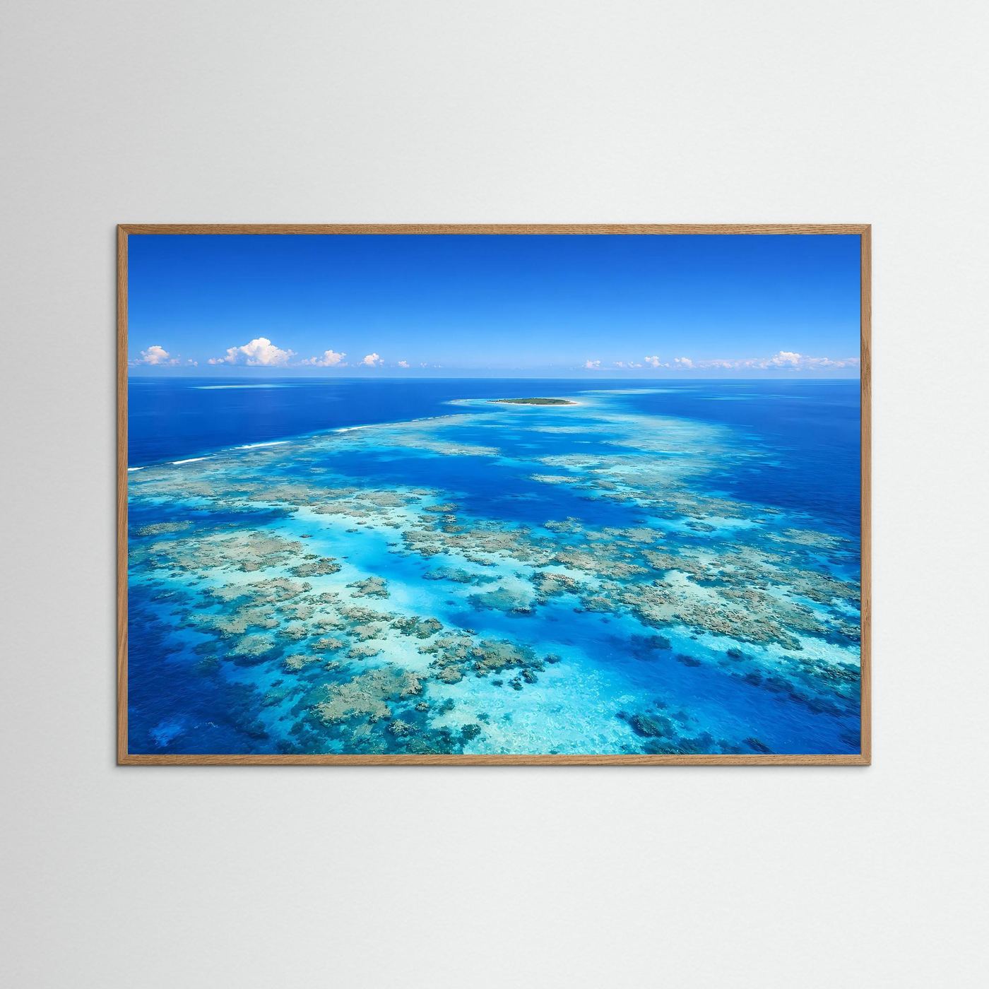 Wandbild mit Blick aufs Korallenriff im türkisblauen Meer, im braunen Holzrahmen