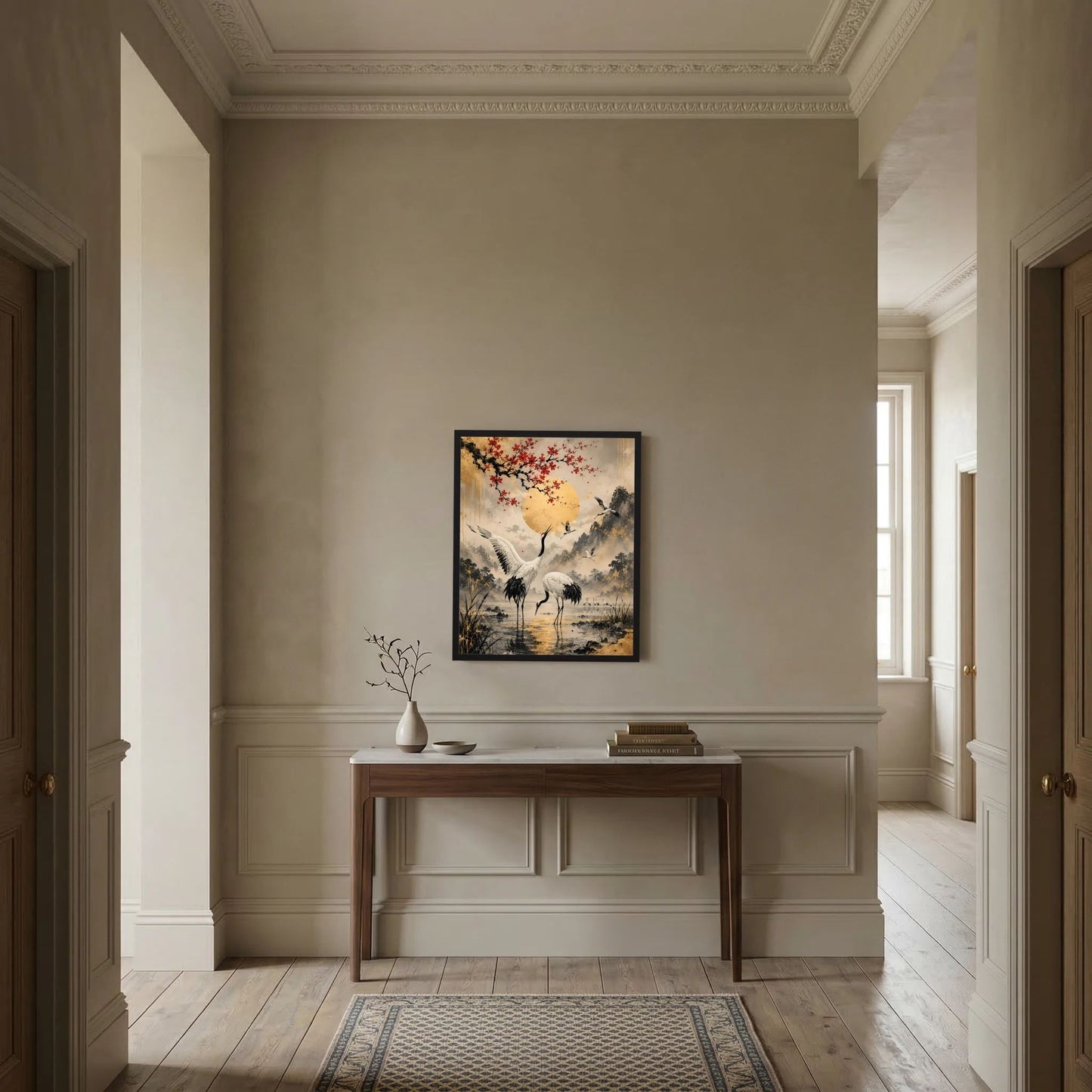 Gerahmtes Poster im Hochformat an der Wand: Kraniche, goldene Sonne, rote Blüten