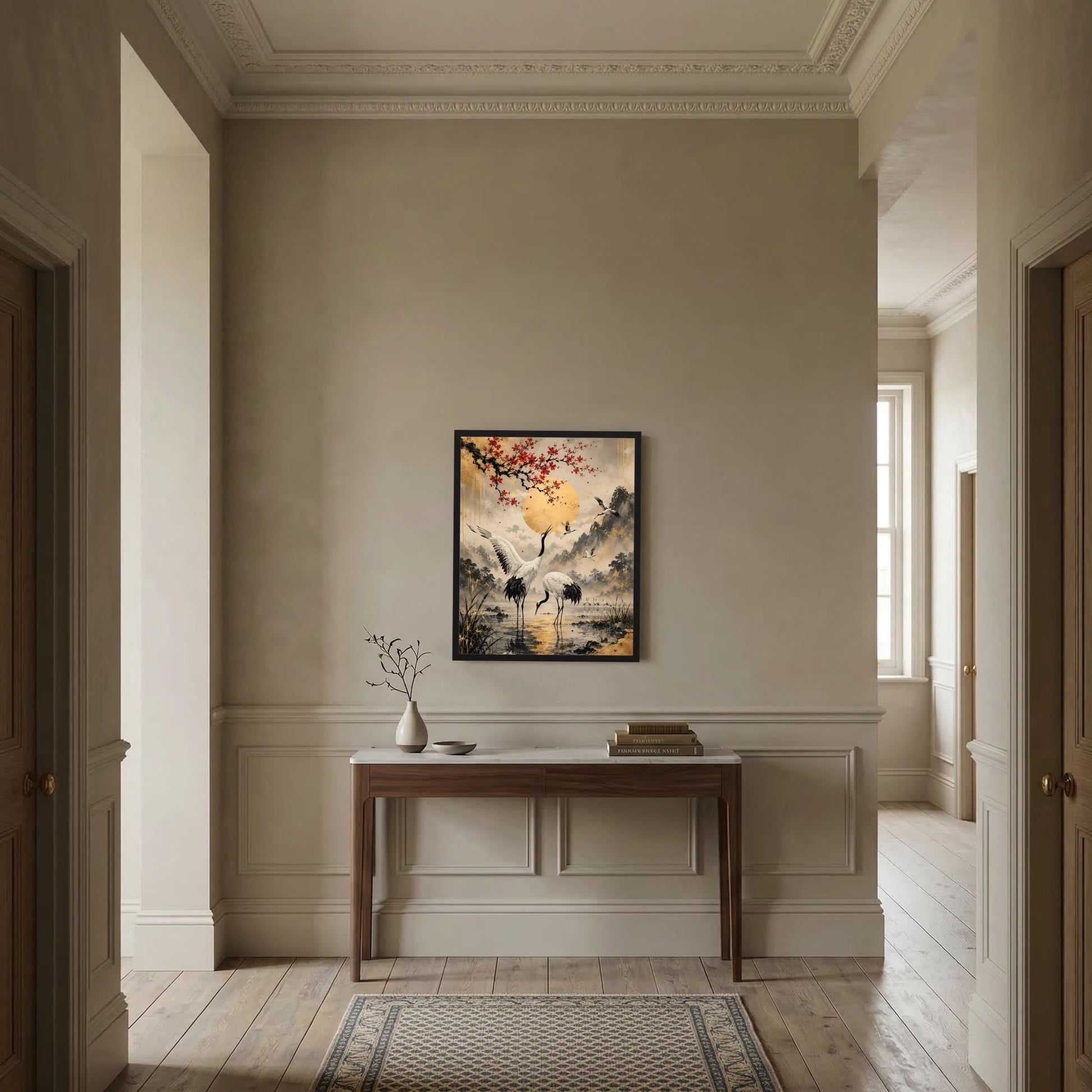 Gerahmtes Poster im Hochformat an der Wand: Kraniche, goldene Sonne, rote Blüten