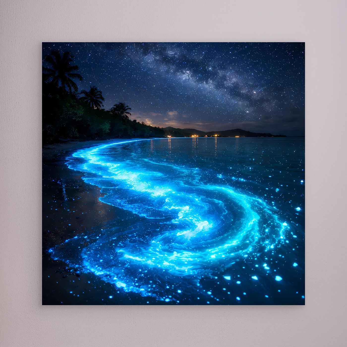Leinwandbild mit leuchtender Meeresbucht, türkisblauer Lichtspur und Sternenhimmel, ohne sichtbaren Rahmen