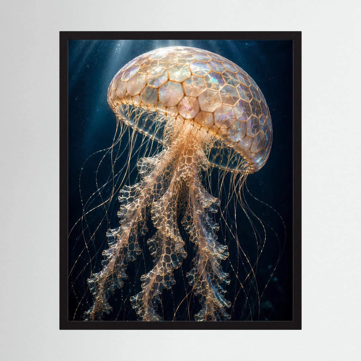 Gerahmtes Poster im Hochformat mit leuchtender Qualle, perlmuttschimmerndes Gold auf dunklem Grund