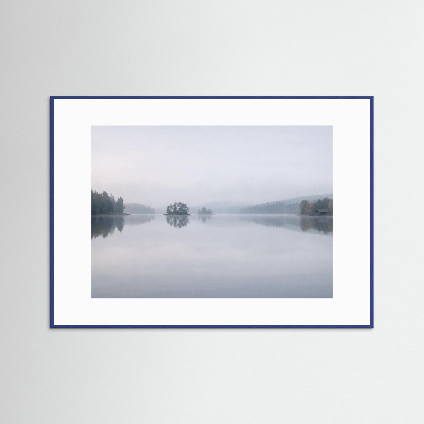 Stille im Nebel | Skandinavischer See Naturposter Querformat