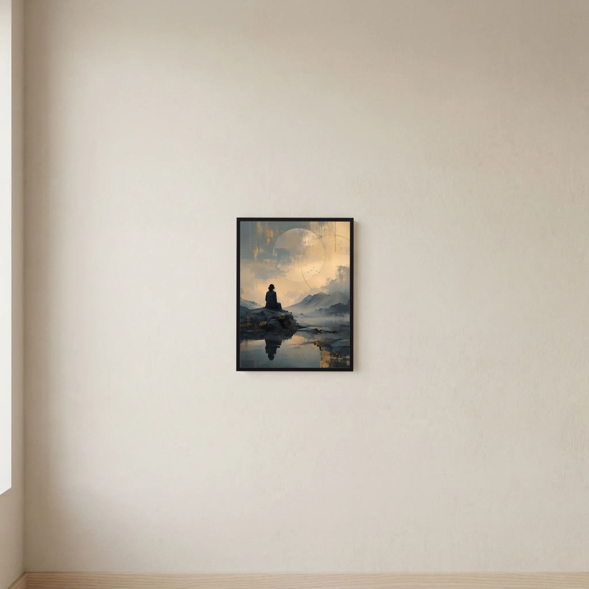 Hochformatiges Poster an der Wand: Meditierende Figur auf Fels im See, Berge, gold-grauer Himmel.