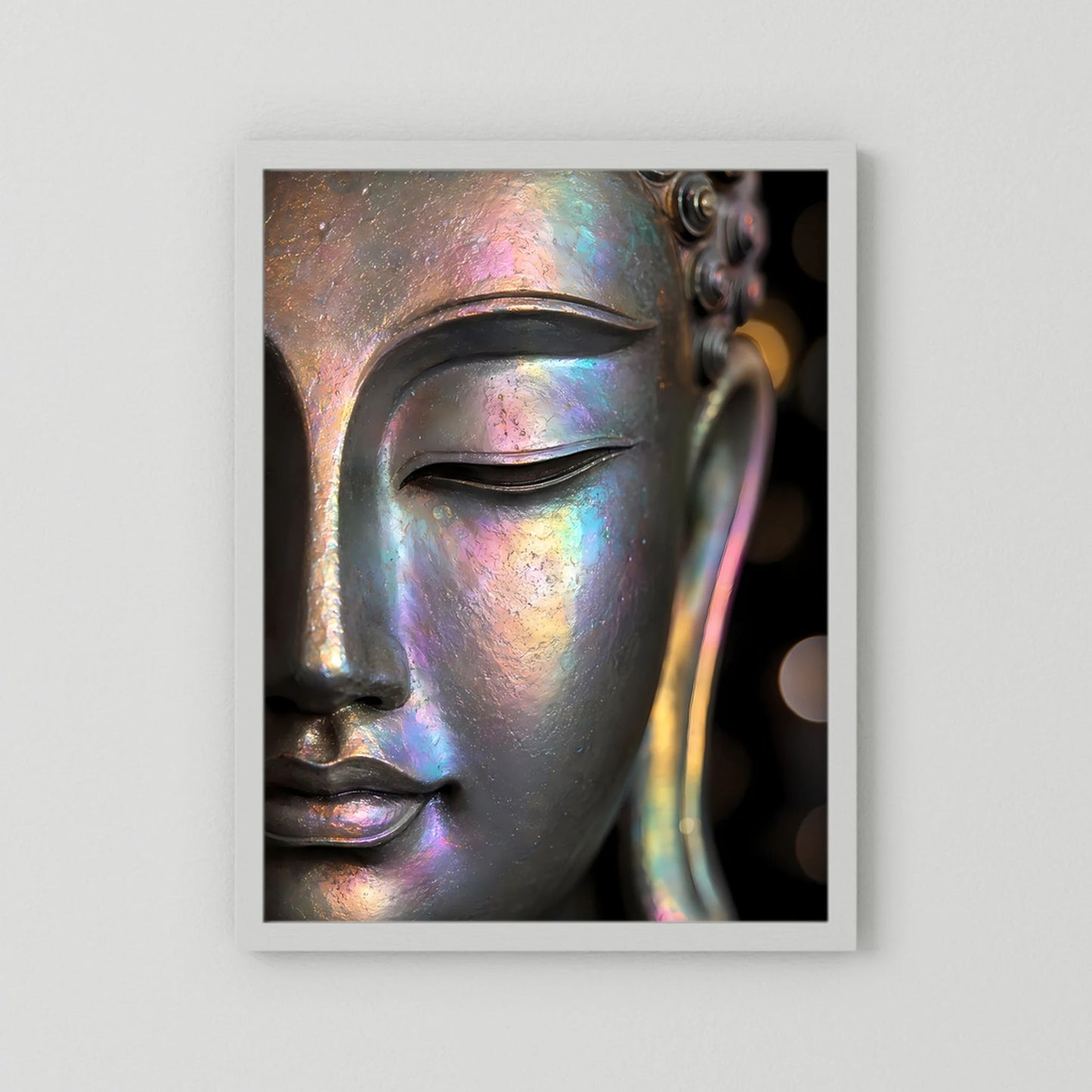 Kunstposter mit Buddha-Gesicht in irisierender Perlmutt-Optik, weißer Rahmen