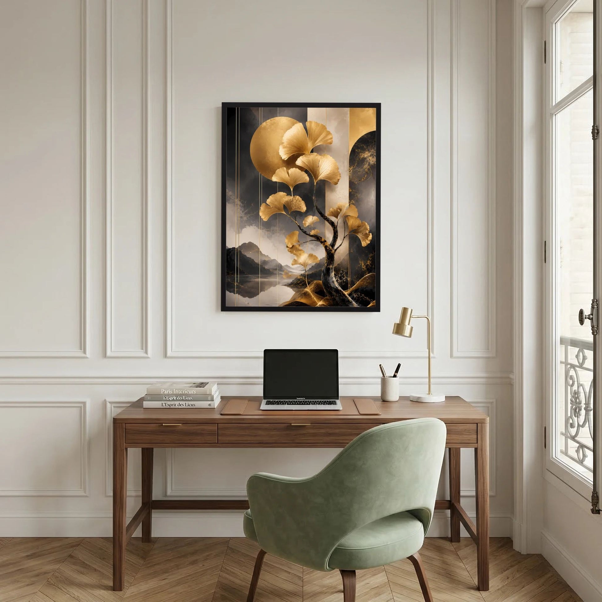 Hochformat-Poster mit goldenem Ginkgobaum, schwarzer Rahmen an weißer Wand