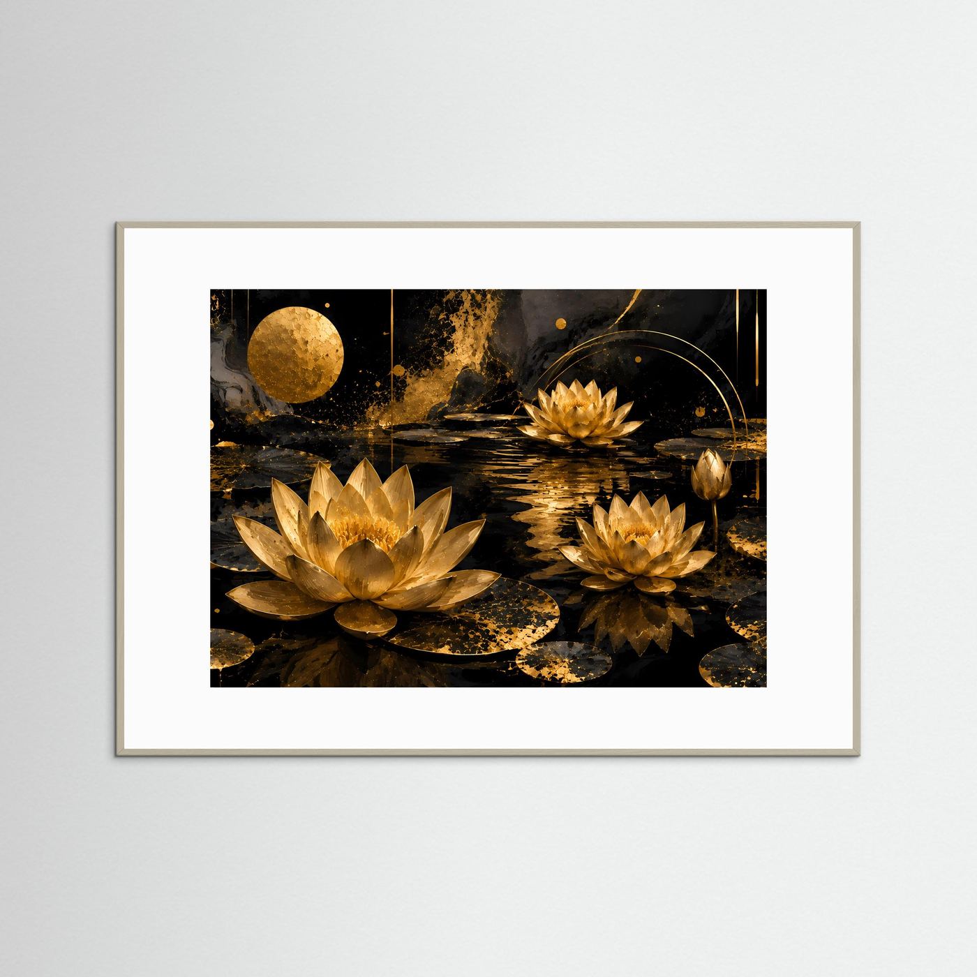 Gerahmtes Wandbild: goldene Lotusblüten auf dunklem Wasser, heller Rahmen