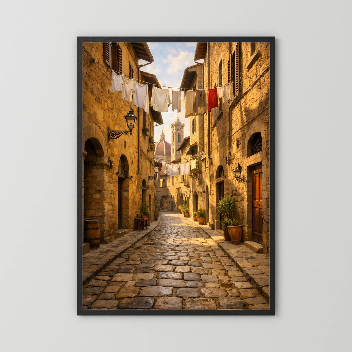 Gerahmtes Hochformat-Poster einer historischen Gasse mit Kopfsteinpflaster und Wäscheleinen
