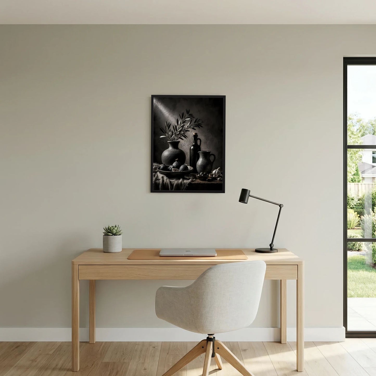 Wandposter im schwarzen Rahmen mit Schwarzweiß-Stillleben: Vasen, Flasche und Olivenzweig.