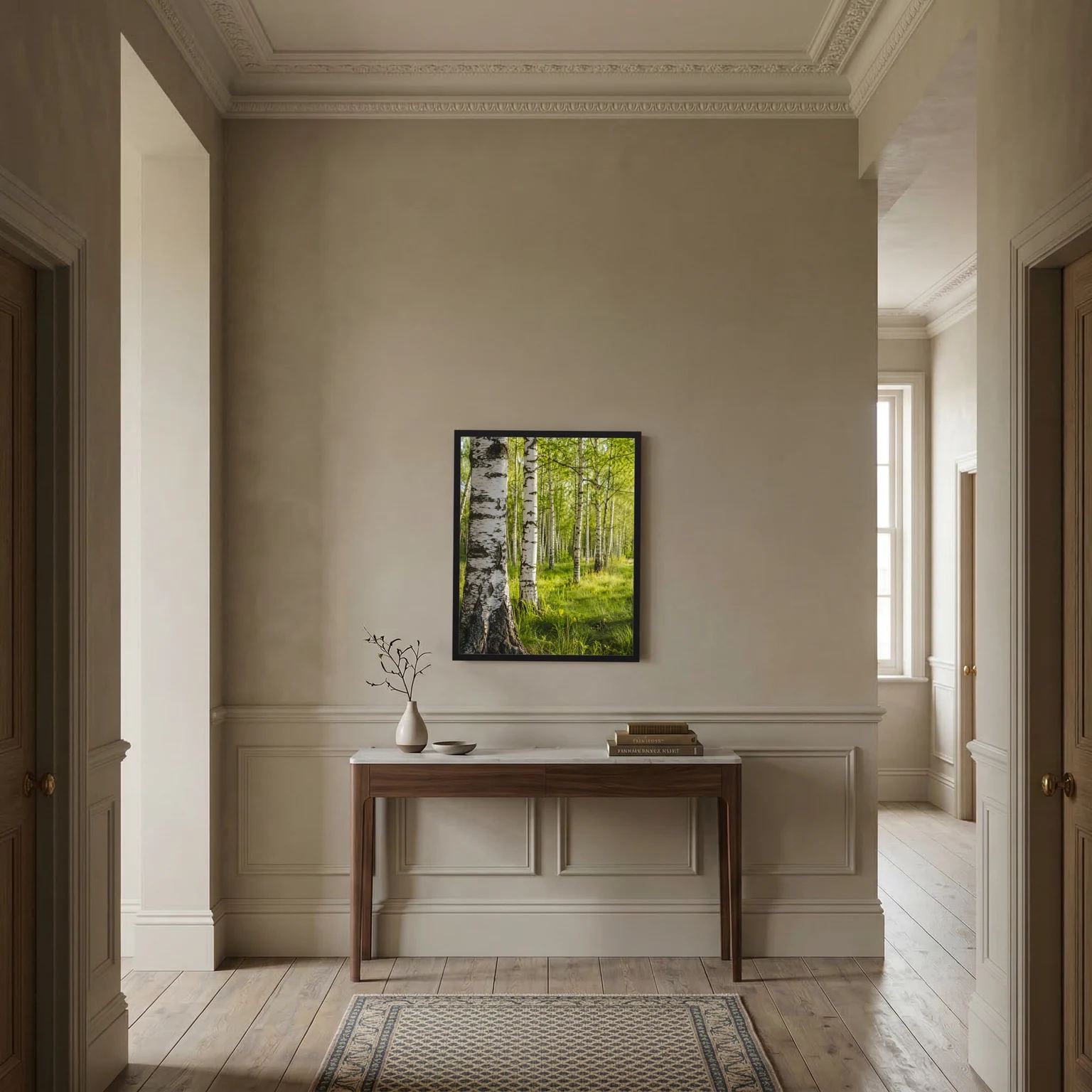 Hochformatiges Birkenwald-Poster im schwarzen Rahmen, zentral an der Wand