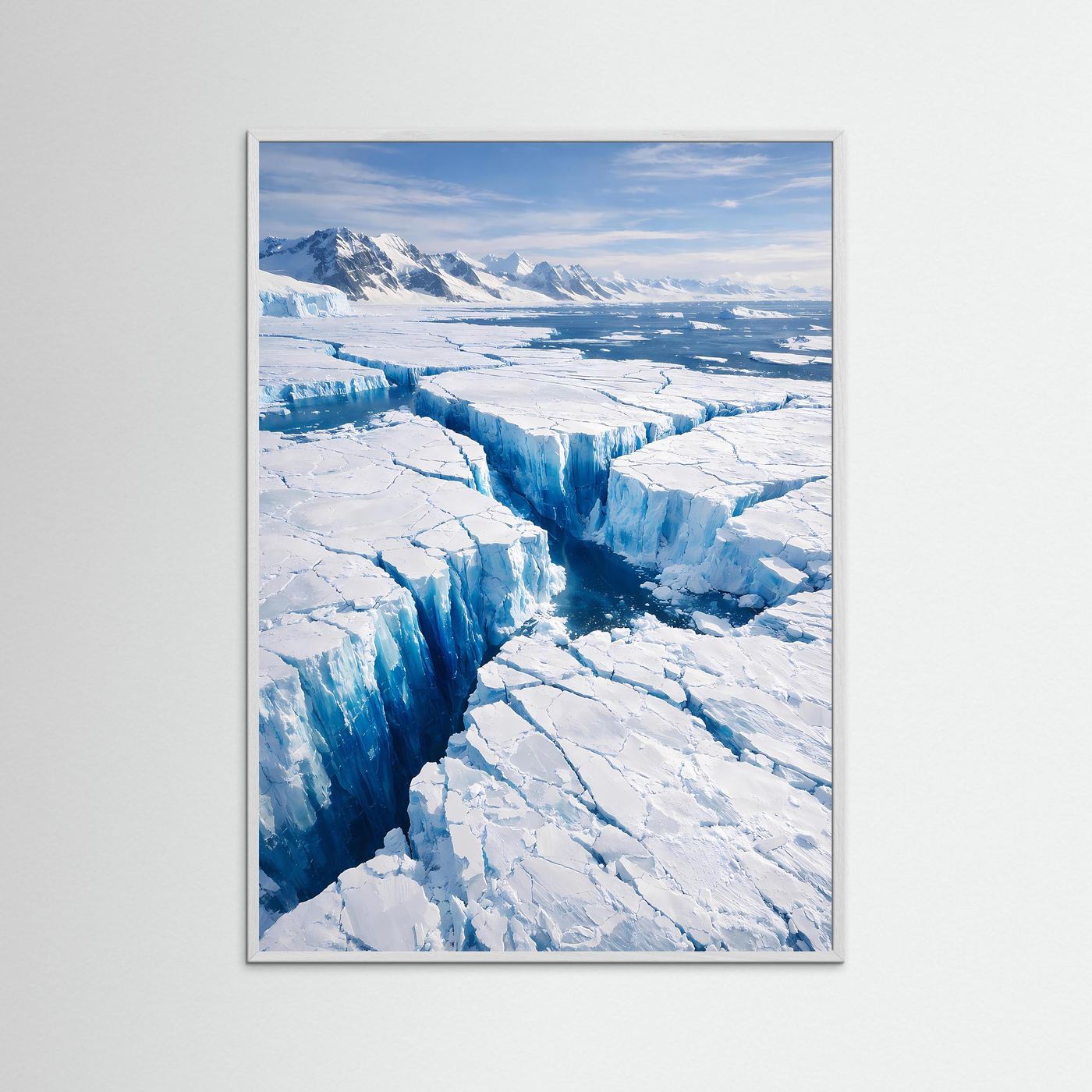 Arktis-Gletscherposter mit Eisbergen in Blau und Weiß, Hochformat mit grauem Holzrahmen