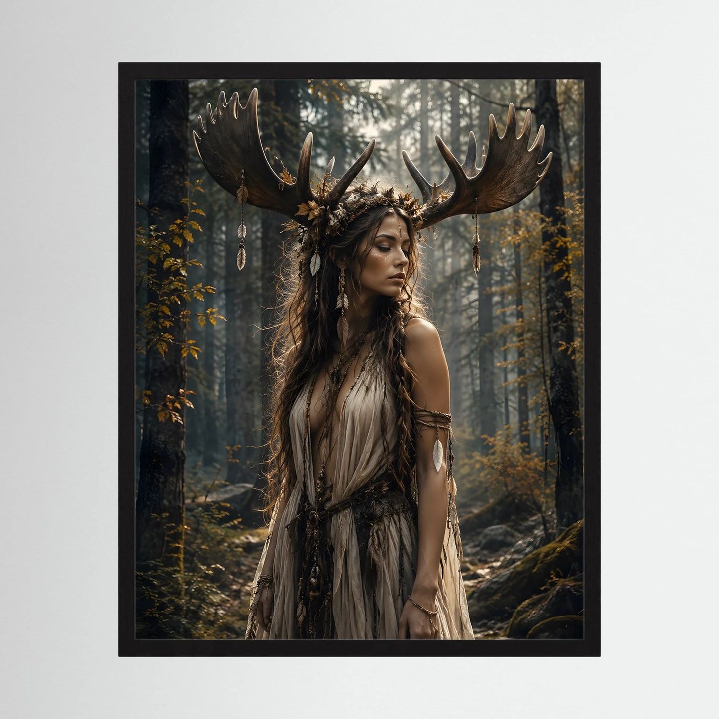 Gerahmtes Poster im Hochformat: Fantasy-Frau mit Geweih im Wald, schwarzer Rahmen