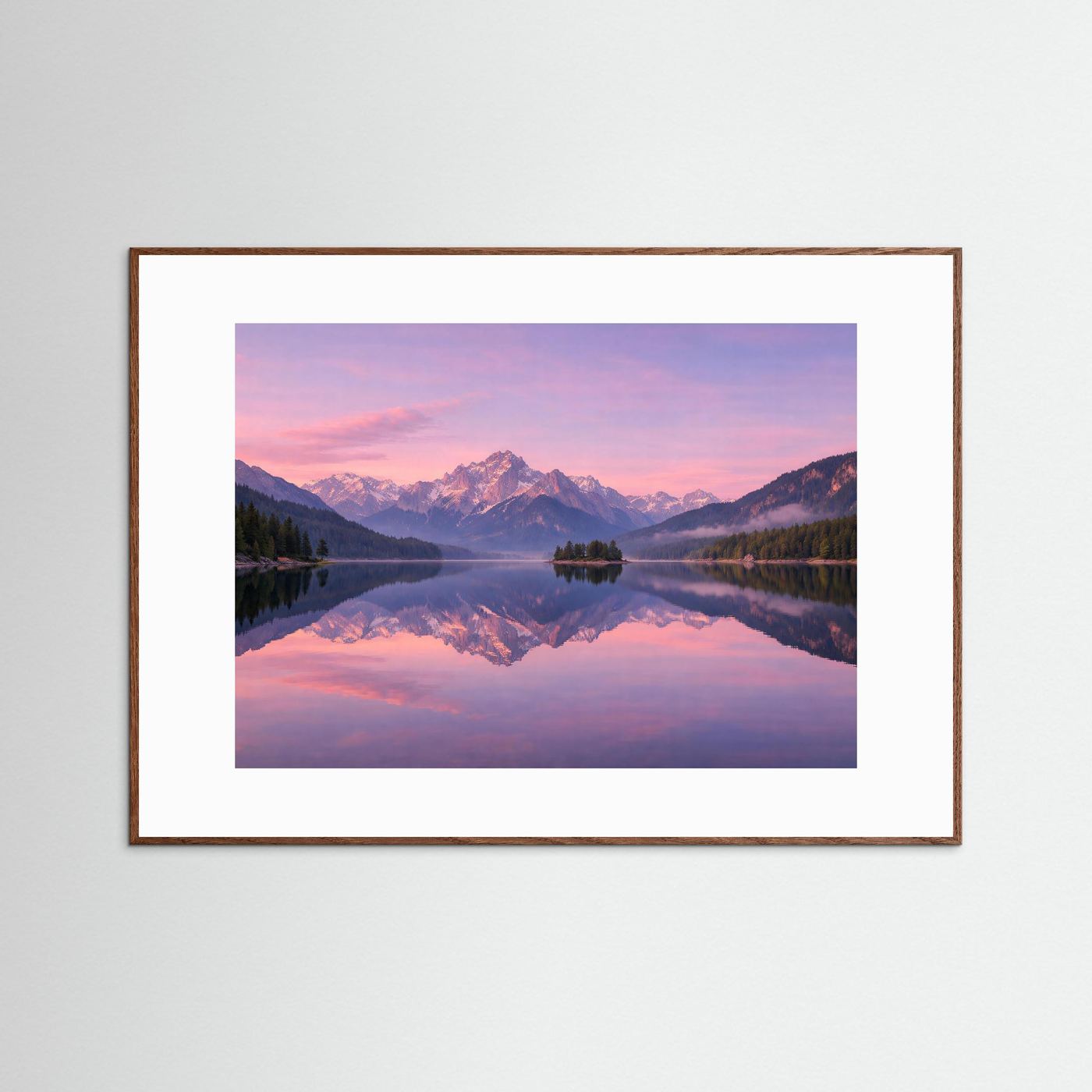 Bergsee-Panoramaposter mit Alpenspiegelung, dunkelbraun gerahmt
