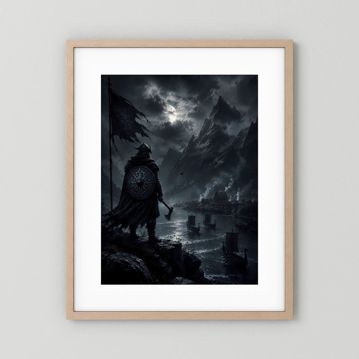 Hochformat-Poster mit Wikingerkrieger im Mondlicht, heller Holzrahmen