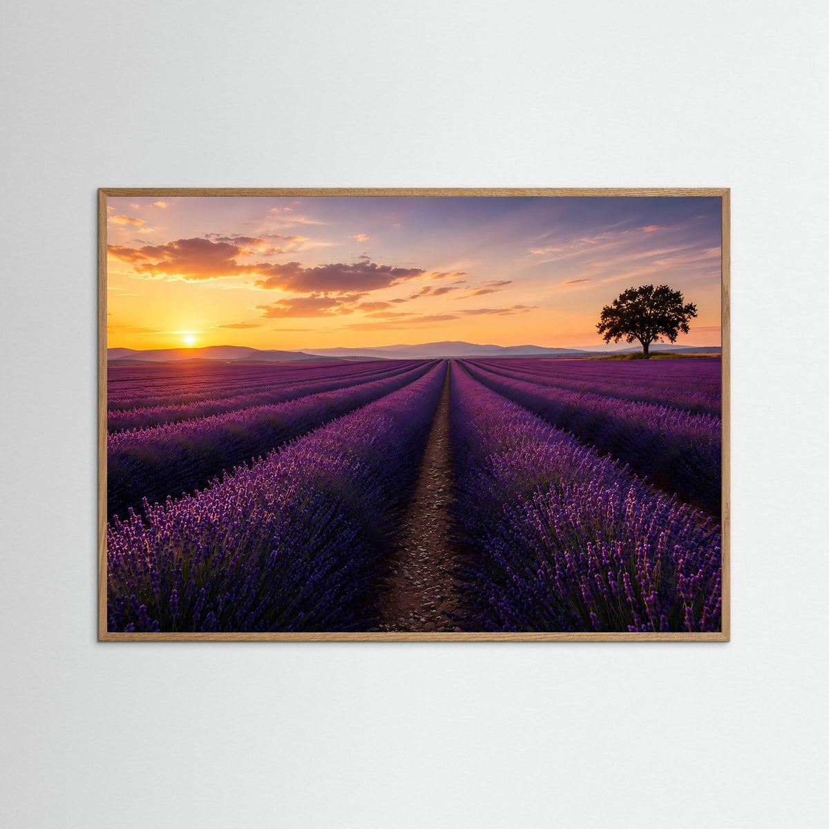 Querformat-Poster mit Lavendelfeld bei Sonnenuntergang im naturfarbenen Holzrahmen
