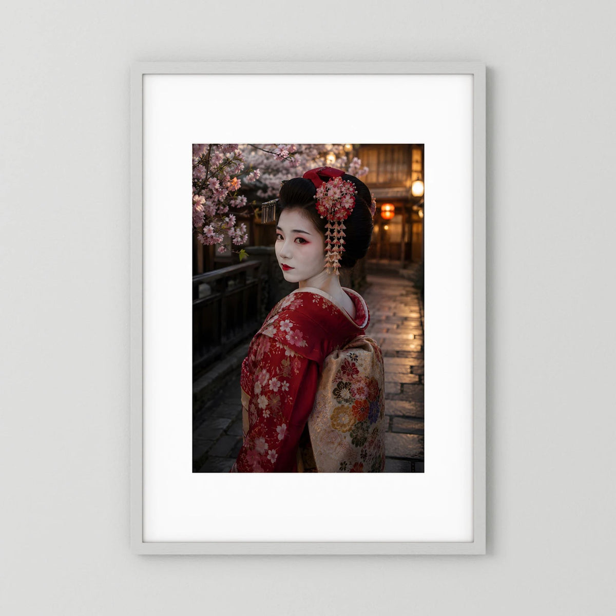 Hochformatiges Poster mit japanischer Geisha im roten Kimono und Kirschblüten, seitlich