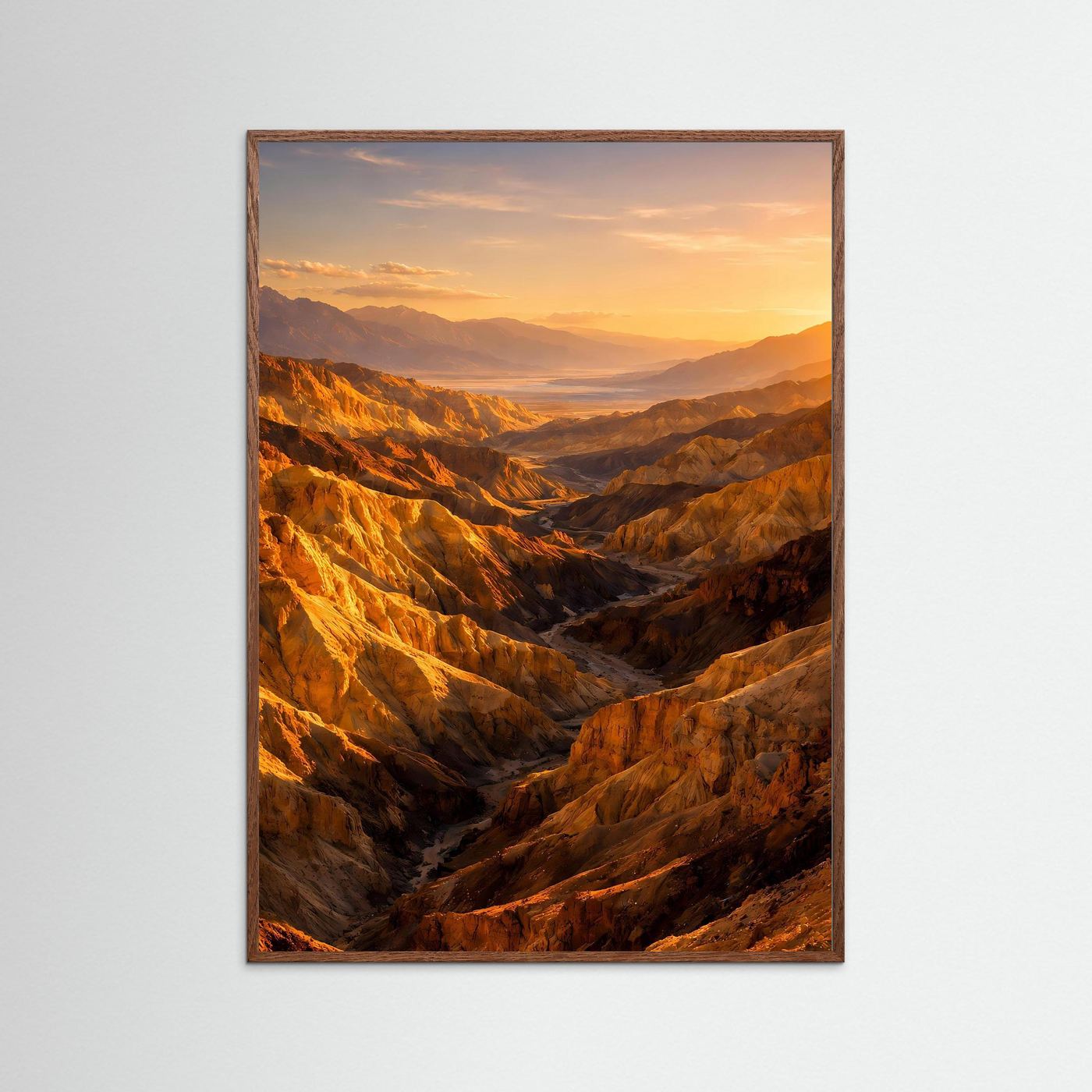 Hochformatiges Canyon-Poster im braunen Holzrahmen, warmes Gold- und Ockerlicht.
