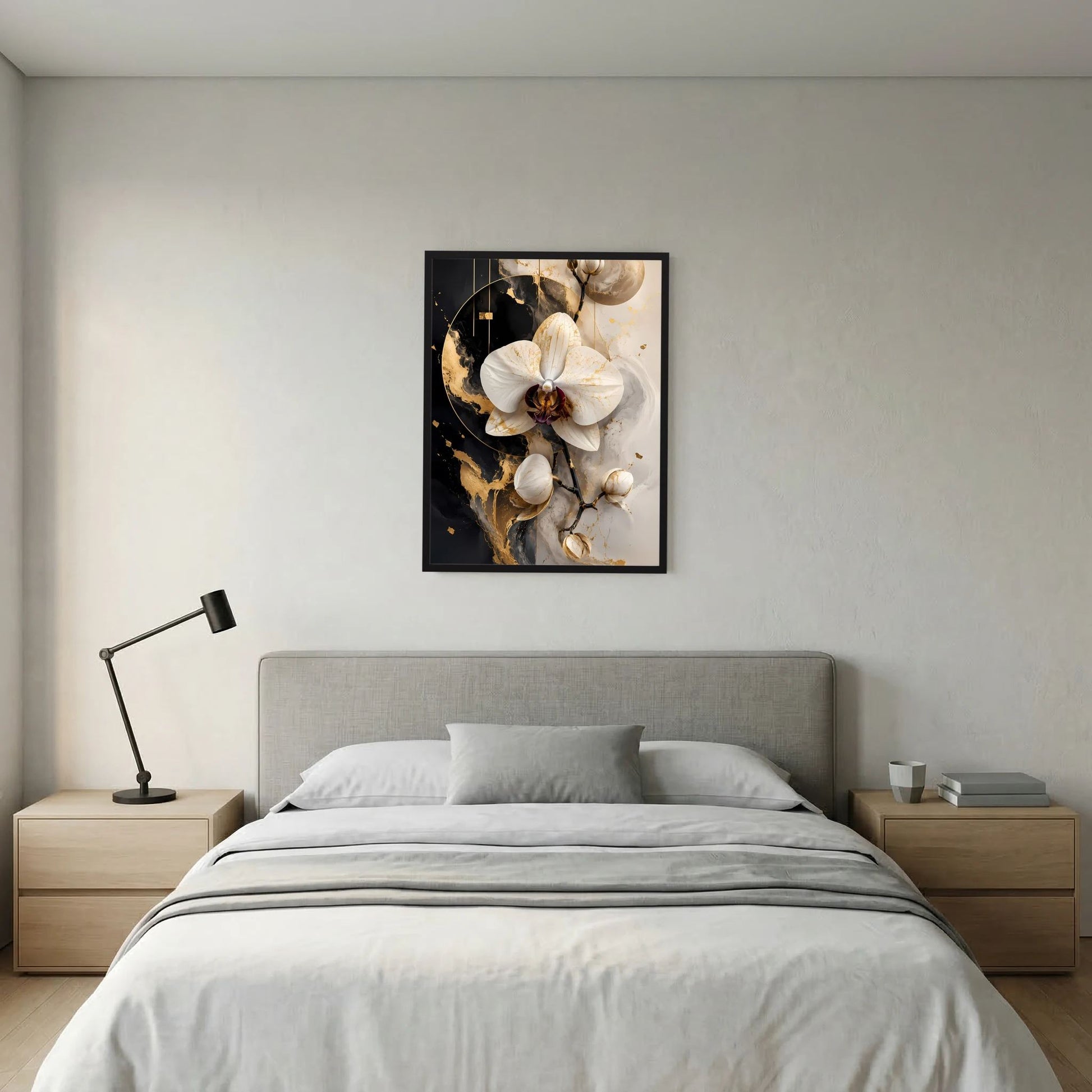 Gerahmter hochformatiger Kunstdruck mit weißer Orchidee und goldenen Akzenten im abstrakten Schwarz