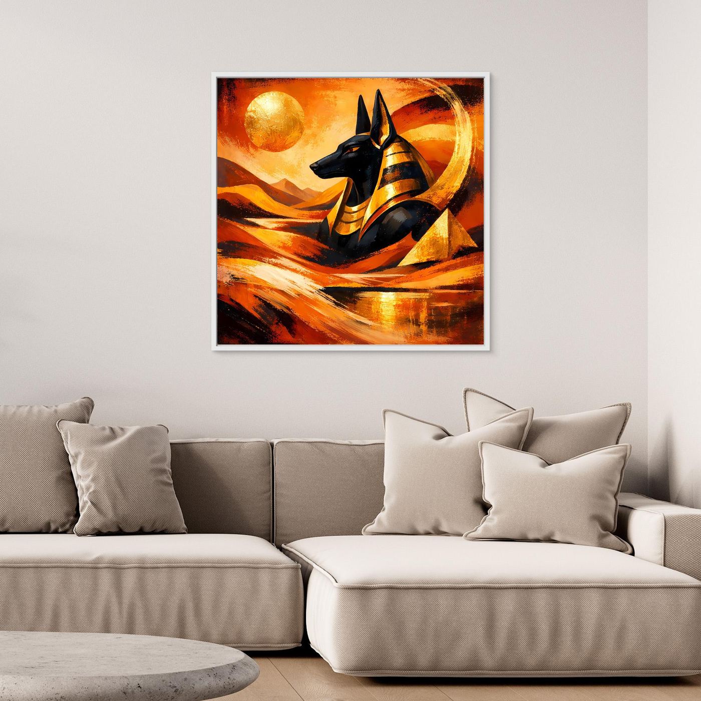 Gerahmtes Leinwandbild mit Anubis in abstrakter Wüstenlandschaft, warmen Gold- und Orangetönen