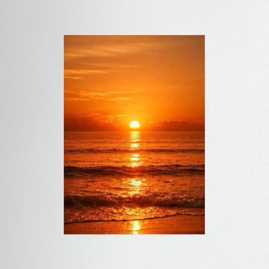 Hochformatiges Ozean-Poster mit Sonnenuntergang, goldenem Meer und Strand