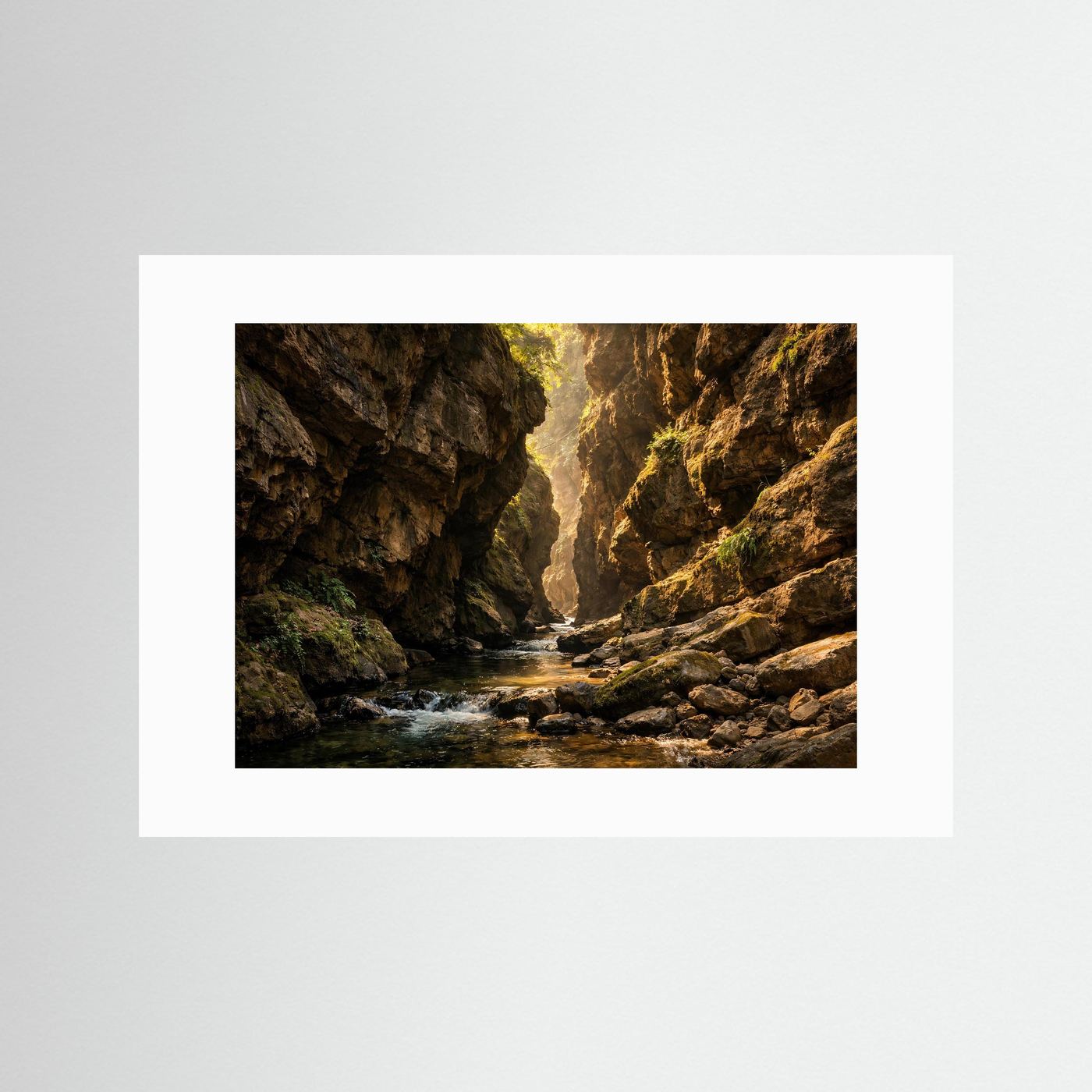 Schlucht-Poster im Querformat: Fluss zwischen Felsen, goldenes Licht, mit weißem Rand.