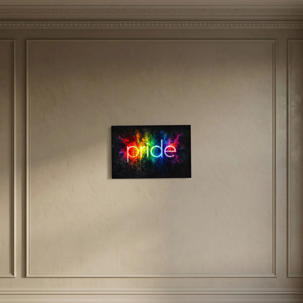 Wandbild „pride“ mit Regenbogen-Spritzgrafik an formgefasster Wand, schwarzer Rahmen