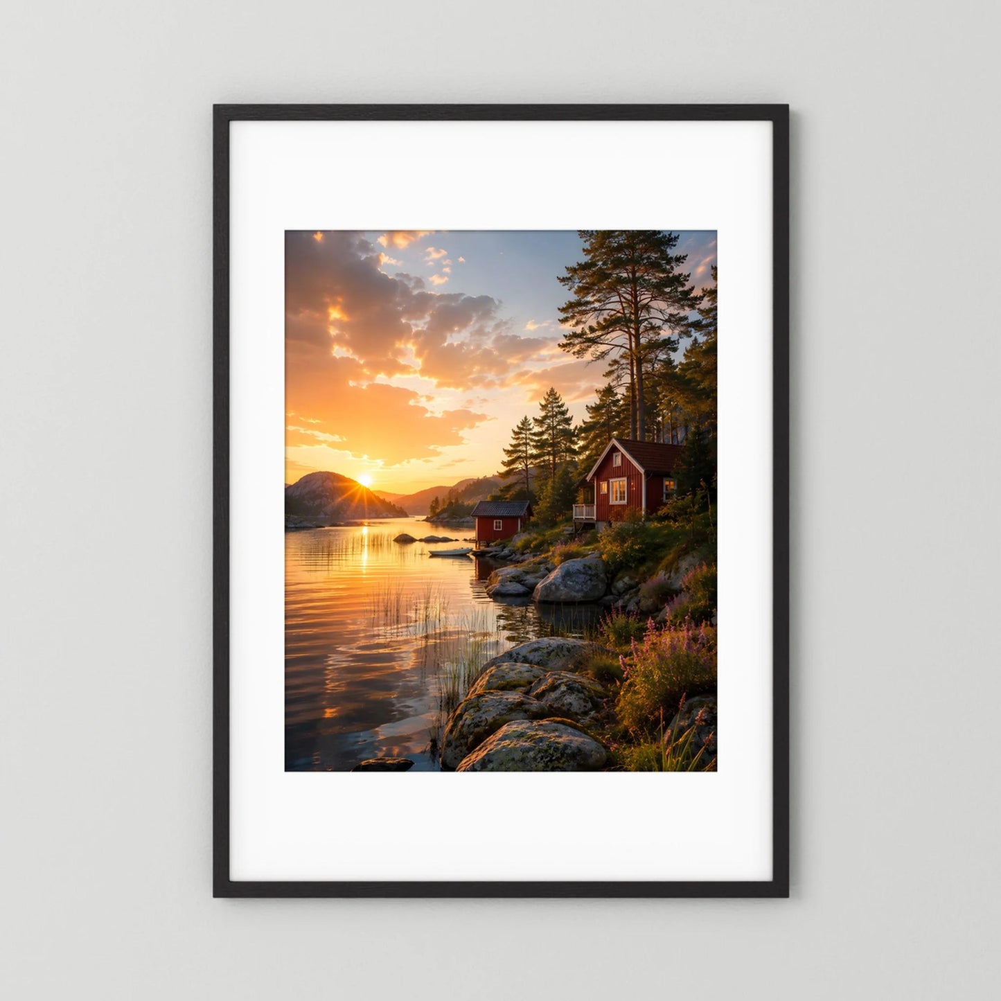 Kunstposter im Hochformat mit schwarzem Rahmen: Sonnenuntergang am See, rote Hütte, Uferfelsen.