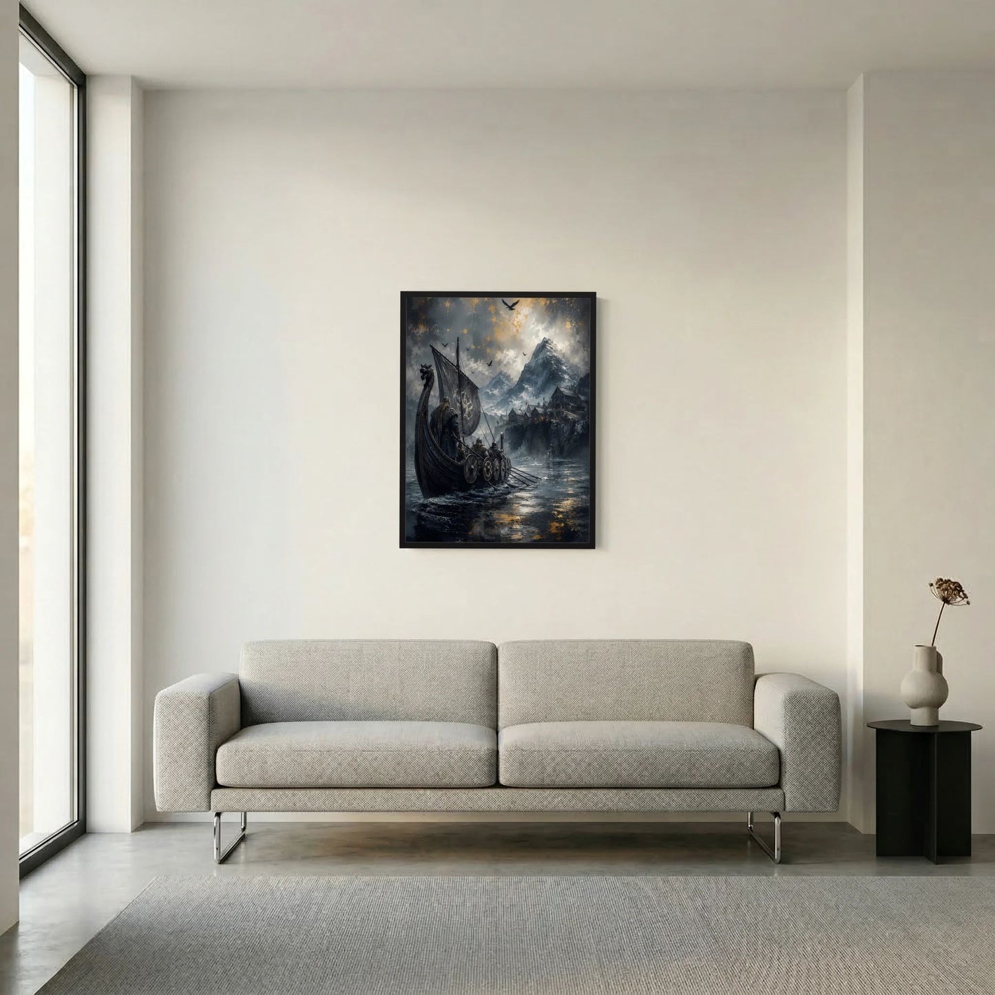 Poster im schwarzen Rahmen mit Wikinger-Langschiff und Berglandschaft im Sturm.