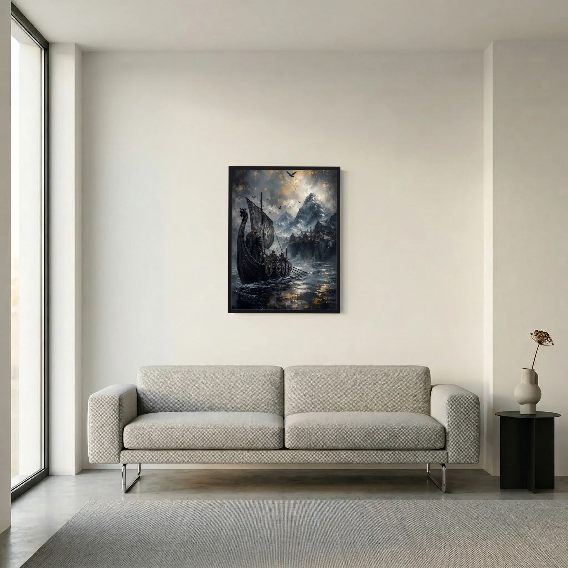 Poster im schwarzen Rahmen mit Wikinger-Langschiff und Berglandschaft im Sturm.