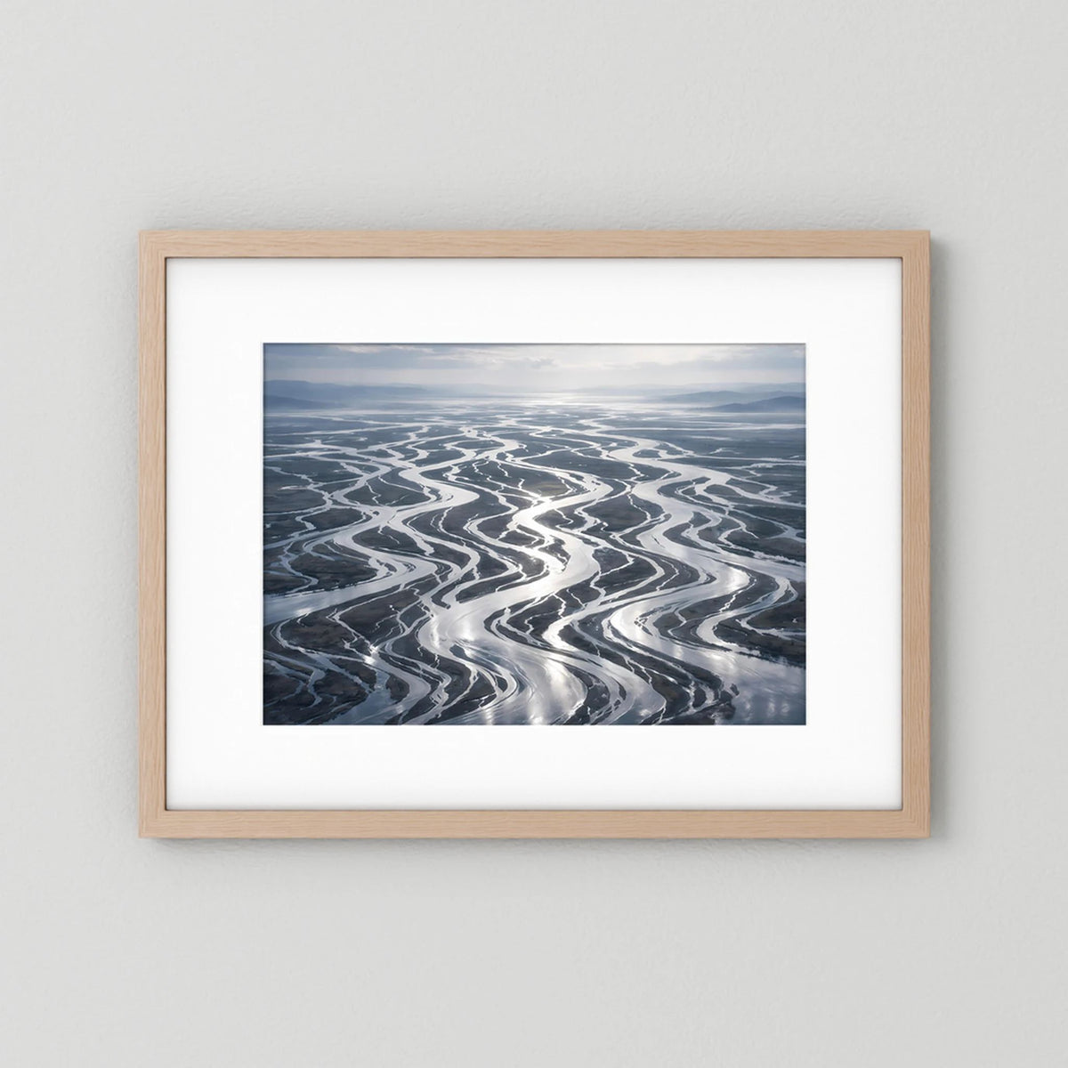 Gerahmtes Wandbild mit Flussdelta in Vogelperspektive, Hellholzrahmen, Querformat