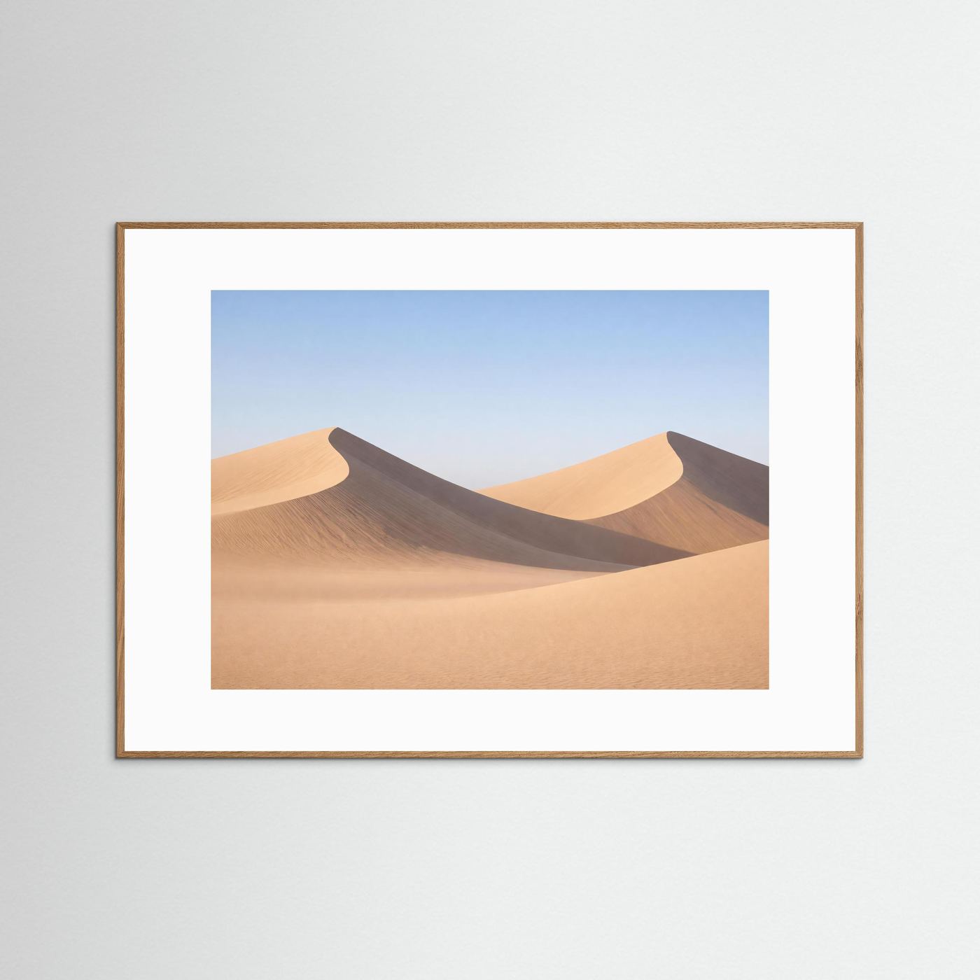 Poster mit Dünenlandschaft der Sahara, Querformat im braunen Holzrahmen