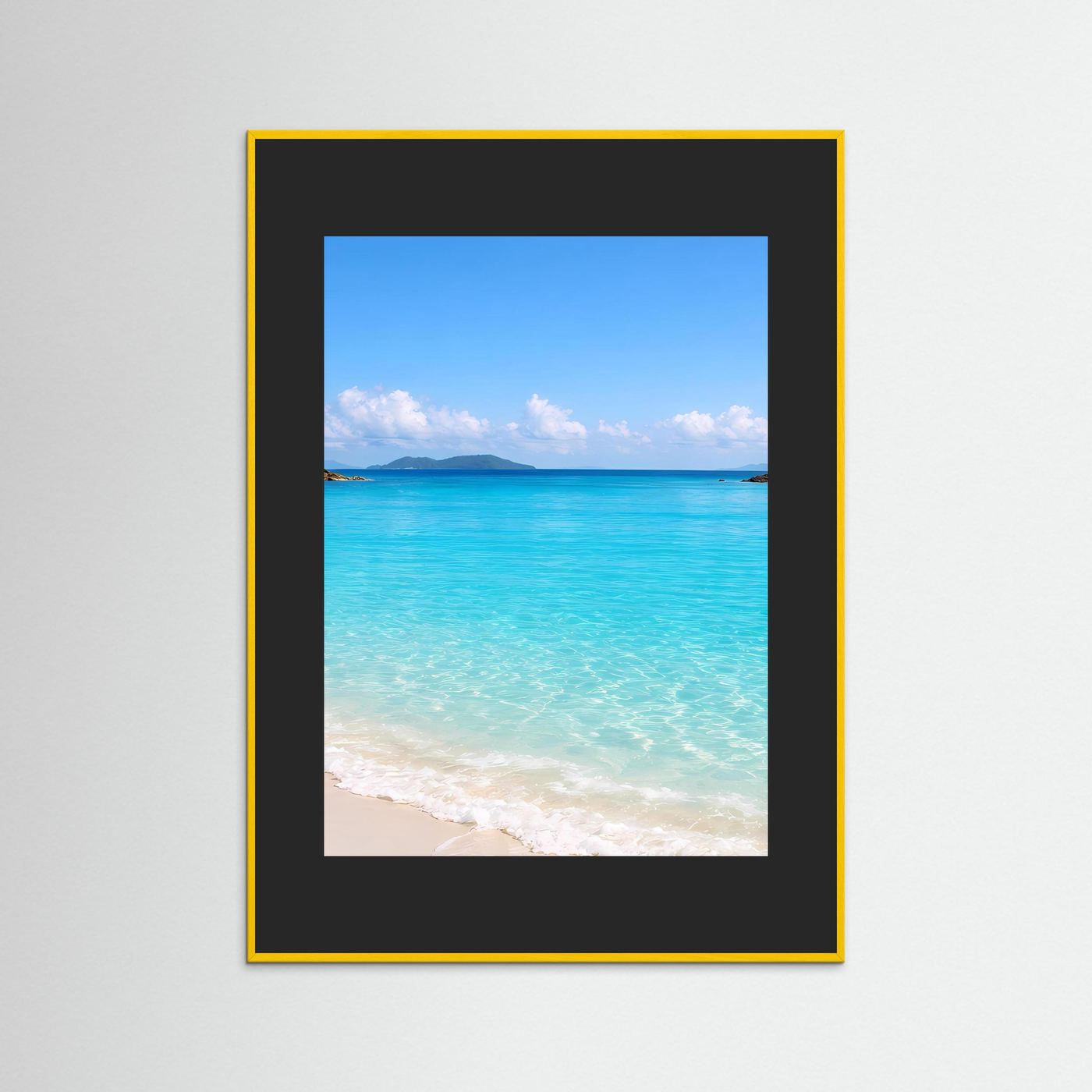 Wandbild mit goldfarbenem Rahmen; Strand mit türkisblauem Wasser und Blick auf Berge.