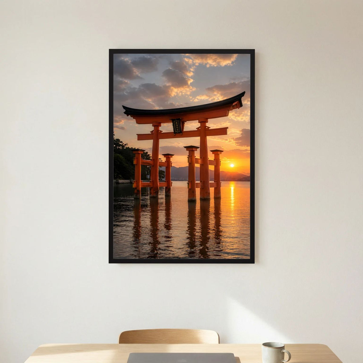 Japan-Torii-Wandposter im schwarzen Rahmen, hochformatig mit rotem Torii und Sonnenuntergang