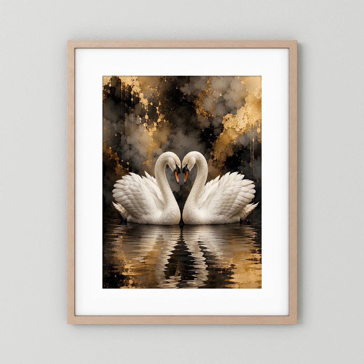 Kunstposter im Hochformat: zwei weiße Schwäne auf Wasser, beige Holzrahmen mit Rand