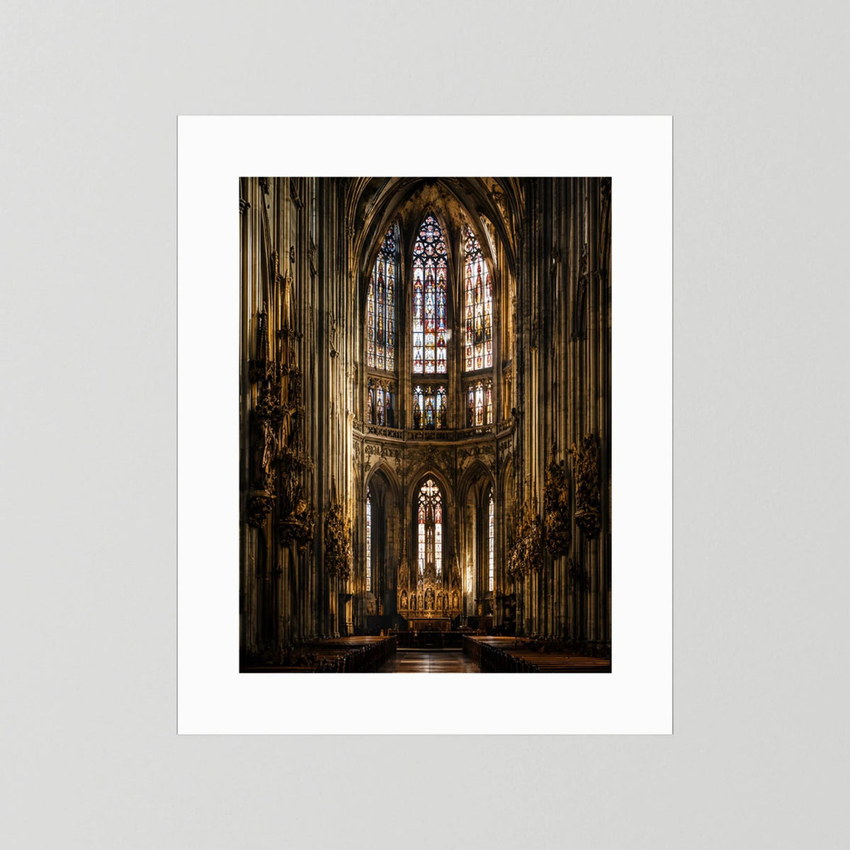 Kunstposter mit weißem Passepartout und gotischem Kircheninnenraum, Buntglasfenster