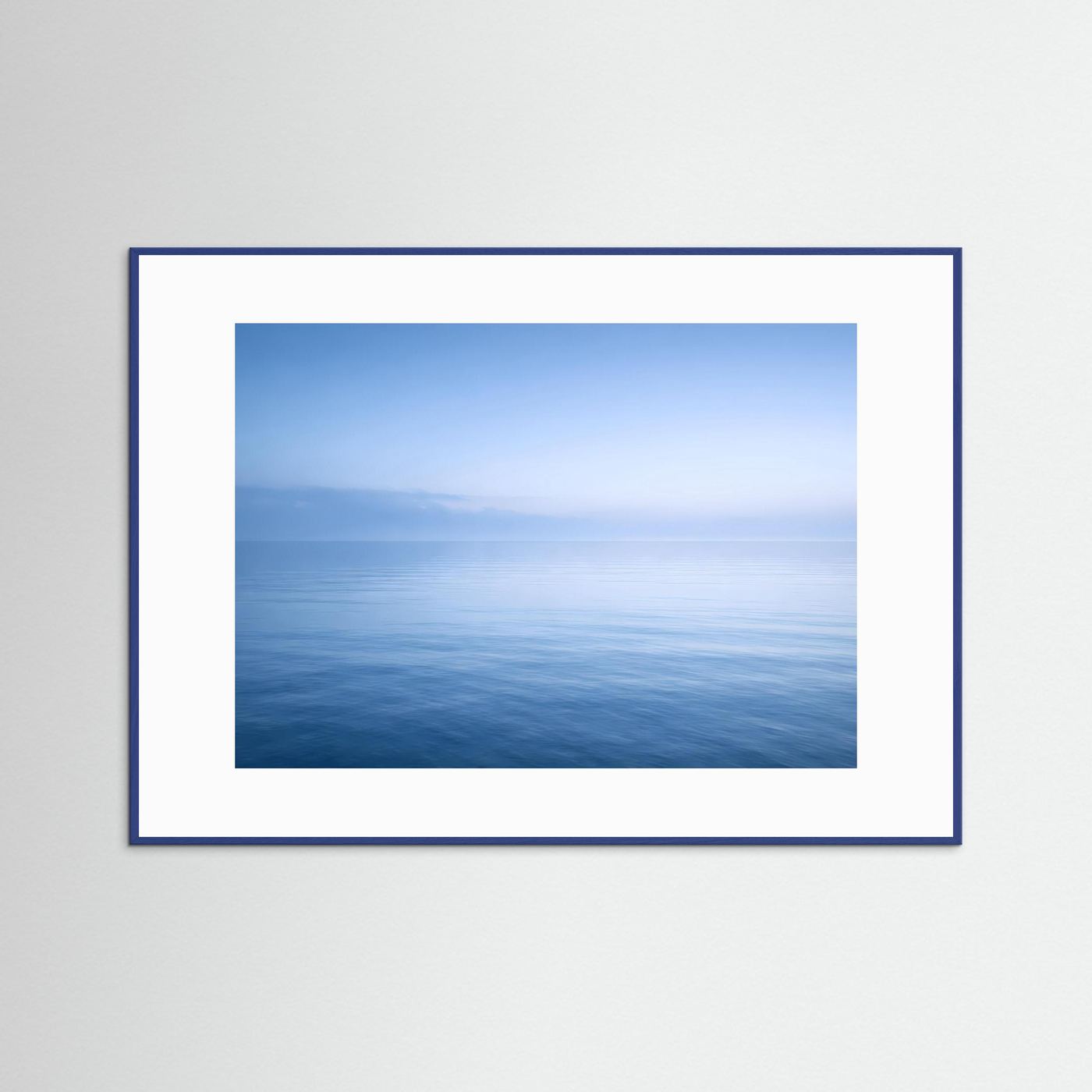 Querformatiges Wandbild mit Horizont über ruhigem Meer, blauer Rahmen.