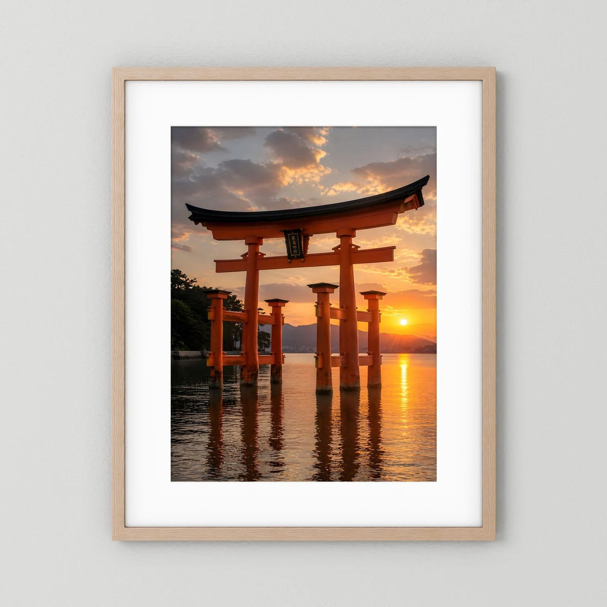 Japan-Torii-Wandposter im hellen Holzrahmen mit weißer Einfassung, hochformatig