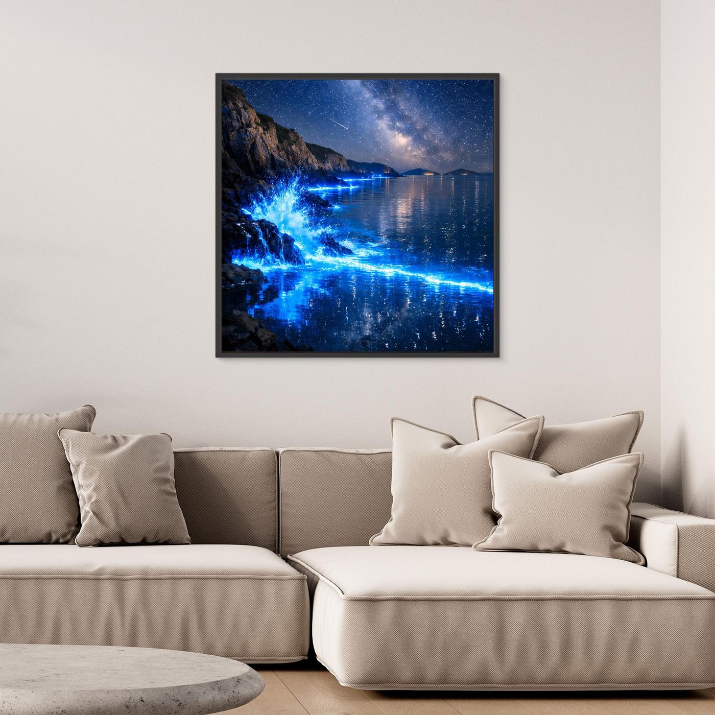 Leinwandbild mit dunklem Rahmen: blau leuchtende Meereslinie vor Sternenhimmel