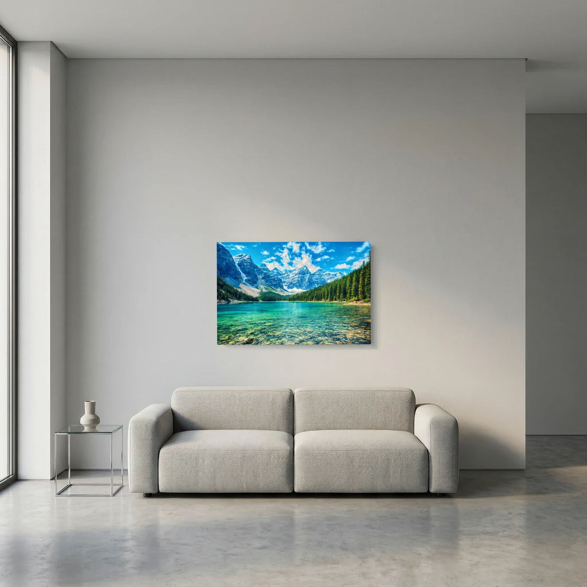 Wandbild mit Bergsee-Ansicht: türkisfarbenes Wasser und Fichten am Ufer