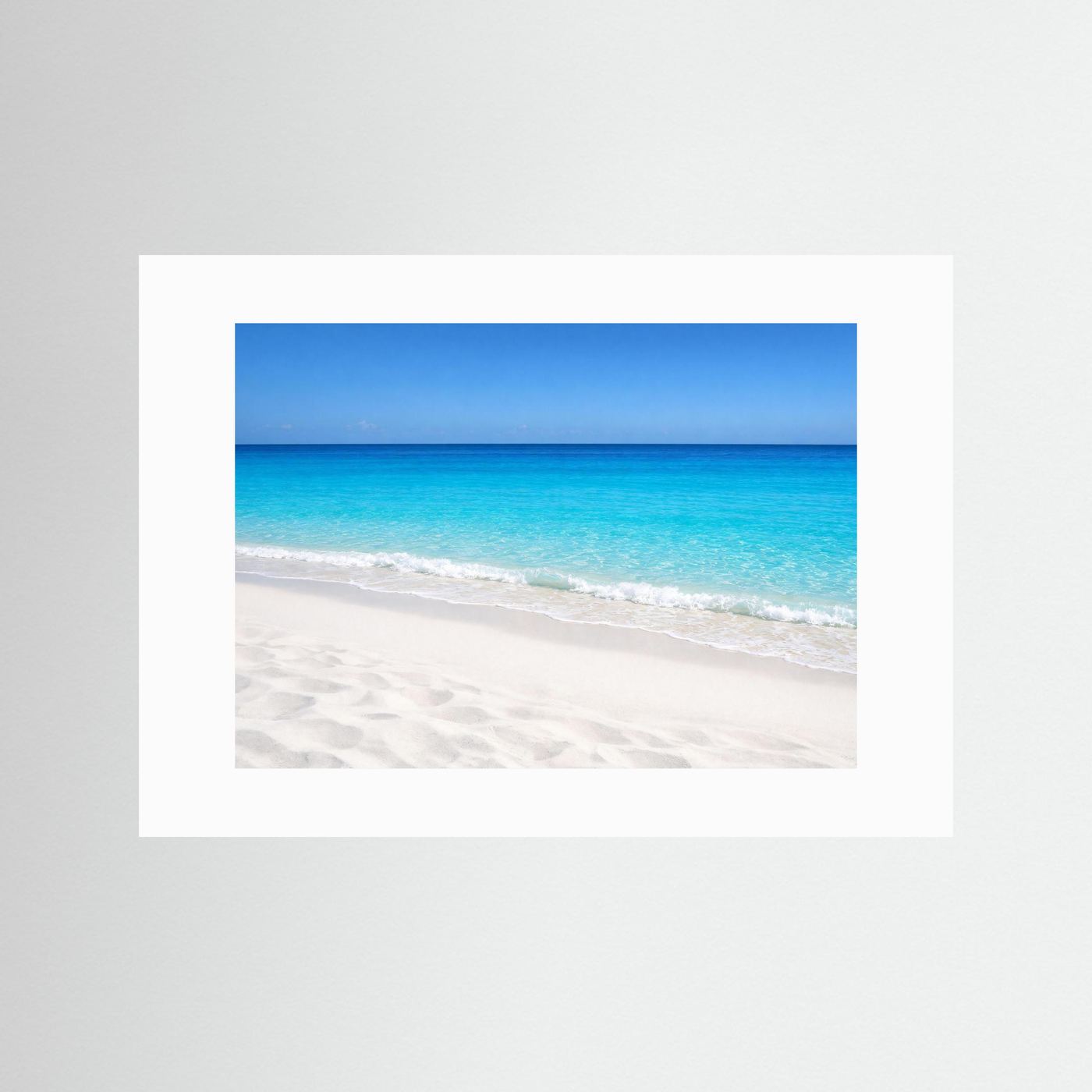 Strand-Wandbild mit türkisblauem Meer und hellem Sand, weiße Umrandung
