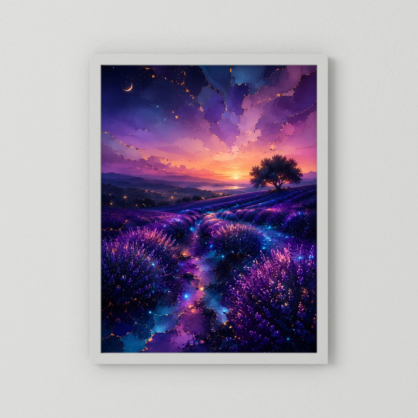 Hochformat-Poster mit leuchtendem Lavendelfeld, violett-blauer Bildstimmung, weißer Rahmen
